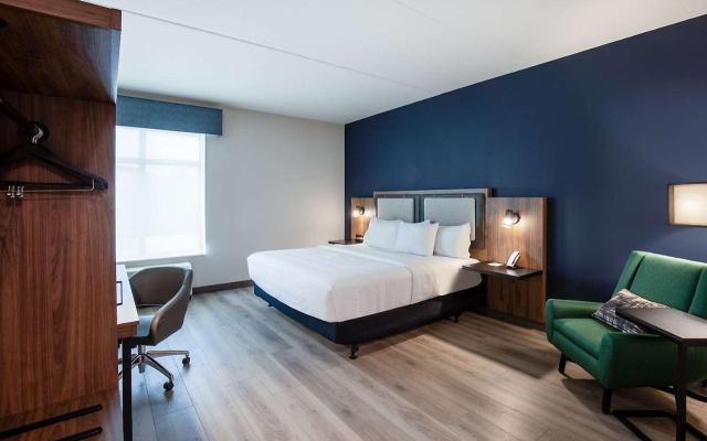 photo 5 of La Quinta Inn & Suites by Wyndham Chattanooga Downtown/South