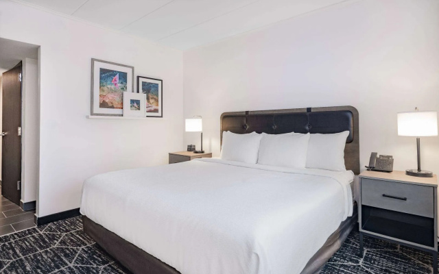 photo 4 of La Quinta by Wyndham Chicago O'Hare Airport