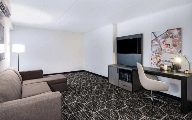 photo 5 of La Quinta by Wyndham Chicago O'Hare Airport