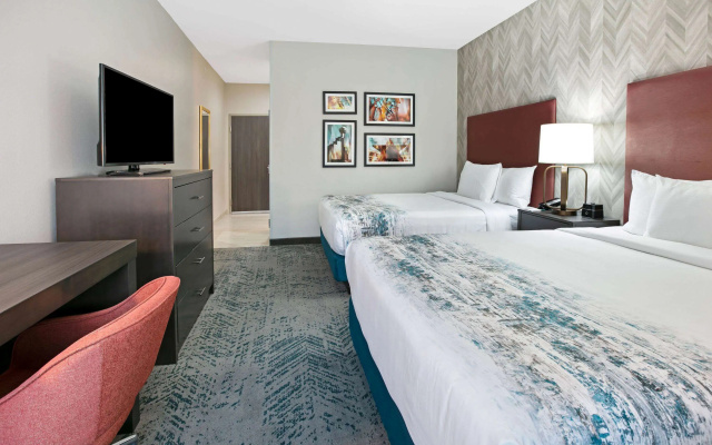 photo 4 of La Quinta Inn & Suites by Wyndham DFW West-Glade Parks