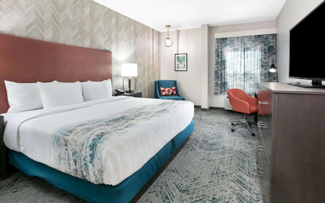 photo 5 of La Quinta Inn & Suites by Wyndham DFW West-Glade Parks