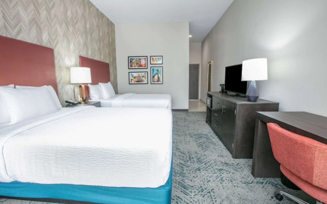 photo 4 of La Quinta Inn & Suites by Wyndham DFW West-Glade-Parks