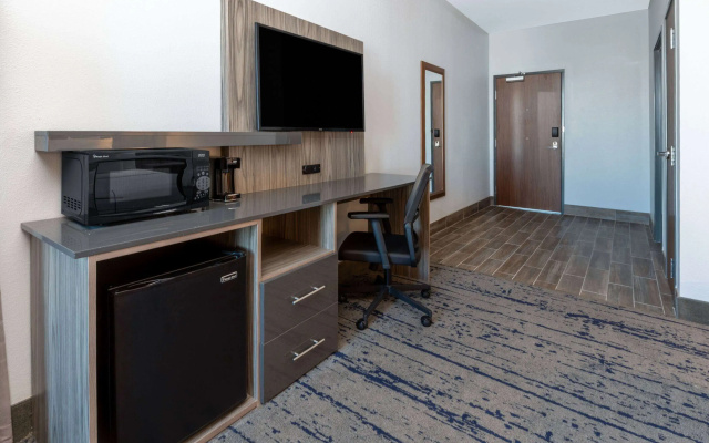 photo 3 of La Quinta Inn & Suites by Wyndham Dallas - Frisco Stadium