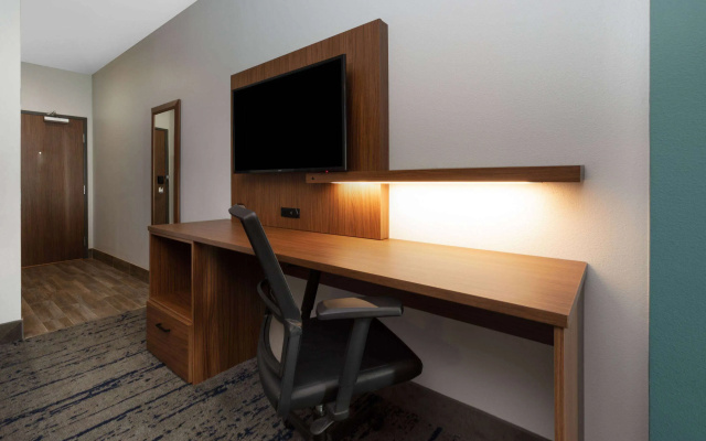 photo 4 of La Quinta Inn & Suites by Wyndham Dallas - Frisco Stadium