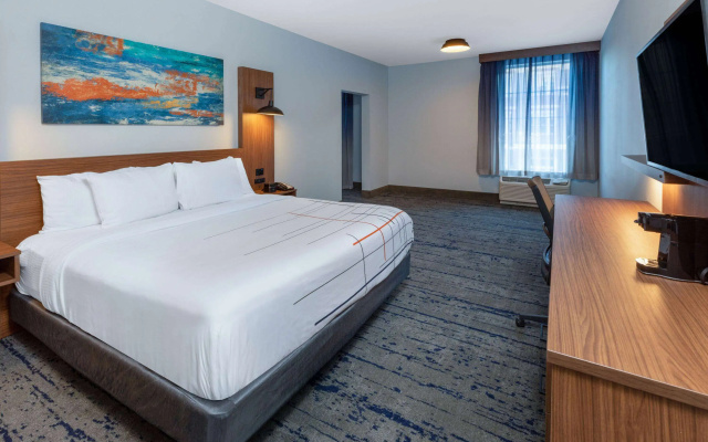 photo 5 of La Quinta Inn & Suites by Wyndham Dallas - Frisco Stadium