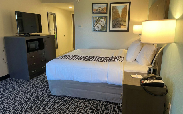 photo 4 of La Quinta Inn & Suites by Wyndham Jonesboro