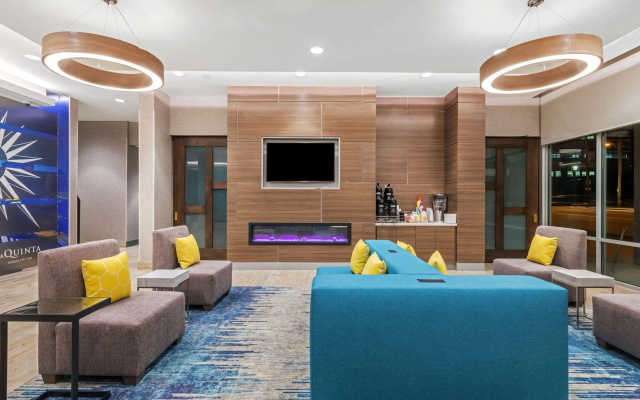 photo 2 of La Quinta Inn & Suites by Wyndham Kansas City Beacon Hill