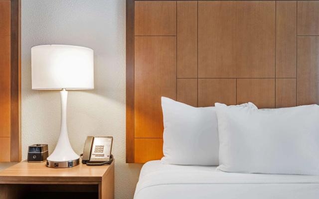 photo 3 of La Quinta Inn & Suites by Wyndham Kansas City Beacon Hill