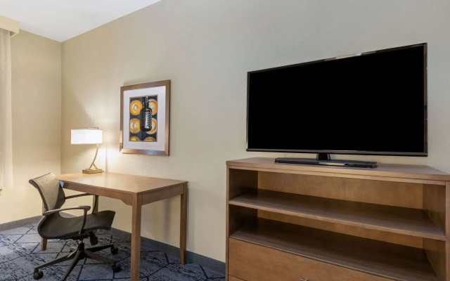 photo 4 of La Quinta Inn & Suites by Wyndham Kansas City Beacon Hill
