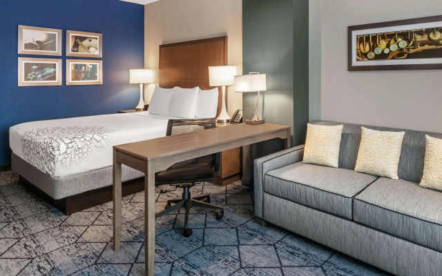 photo 5 of La Quinta Inn & Suites by Wyndham Kansas City Beacon Hill