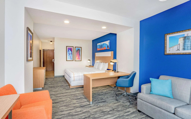 photo 4 of La Quinta Inn & Suites by Wyndham Katy