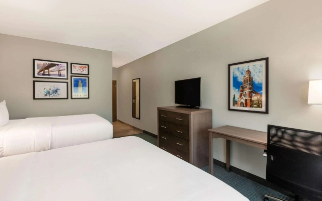 photo 4 of La Quinta Inn & Suites by Wyndham Lafayette Oil Center