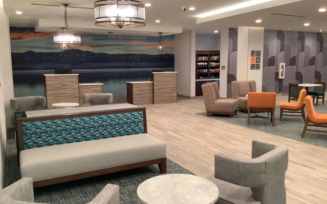 photo 2 of La Quinta Inn & Suites by Wyndham Littleton/Red Rocks