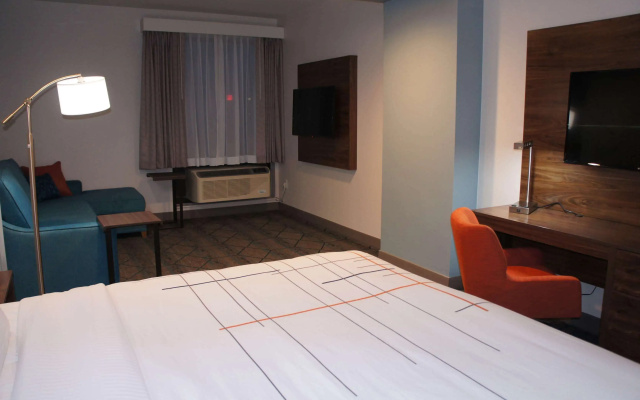 photo 4 of La Quinta Inn & Suites by Wyndham Littleton/Red Rocks