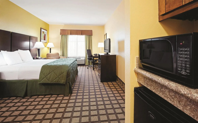 photo 2 of La Quinta Inn & Suites by Wyndham Pasadena North
