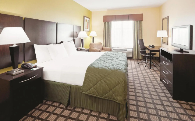 photo 3 of La Quinta Inn & Suites by Wyndham Pasadena North