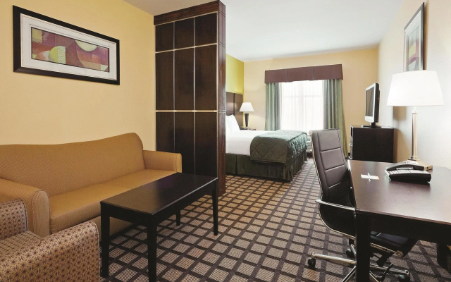 photo 4 of La Quinta Inn & Suites by Wyndham Pasadena North