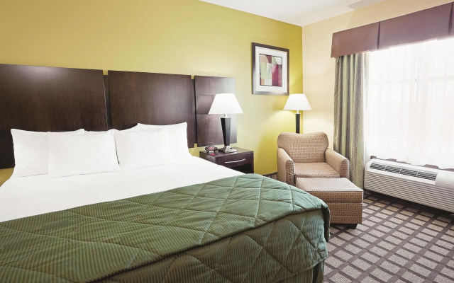 photo 5 of La Quinta Inn & Suites by Wyndham Pasadena North