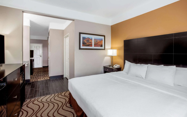 photo 2 of La Quinta Inn & Suites by Wyndham Pasadena