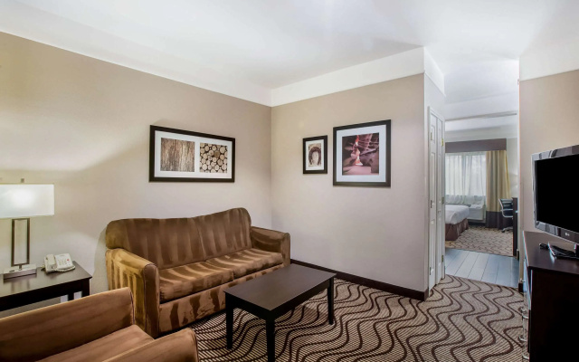 photo 3 of La Quinta Inn & Suites by Wyndham Pasadena