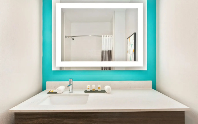 photo 4 of La Quinta Inn & Suites by Wyndham Richmond-Sugarland