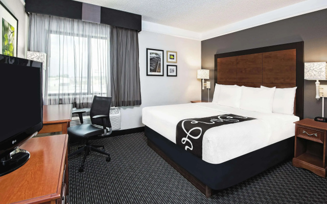 photo 3 of La Quinta Inn & Suites by Wyndham San Antonio Riverwalk