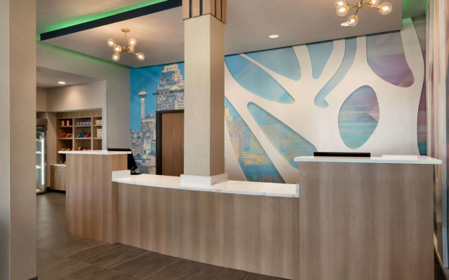 photo 2 of La Quinta Inn & Suites by Wyndham San Antonio Seaworld/LAFB