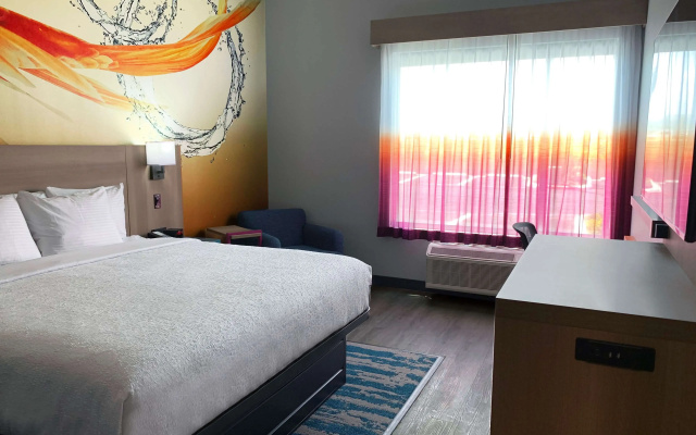 photo 3 of La Quinta Inn & Suites by Wyndham San Antonio Seaworld/LAFB