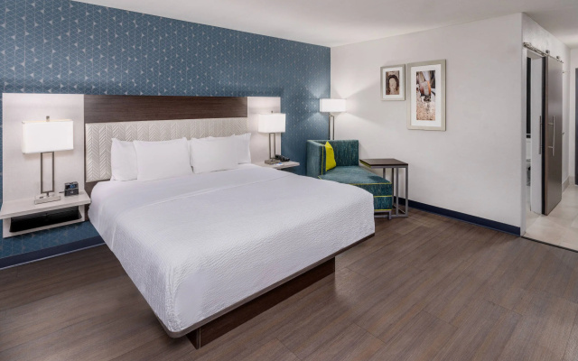 photo 2 of La Quinta Inn & Suites by Wyndham Santa Rosa