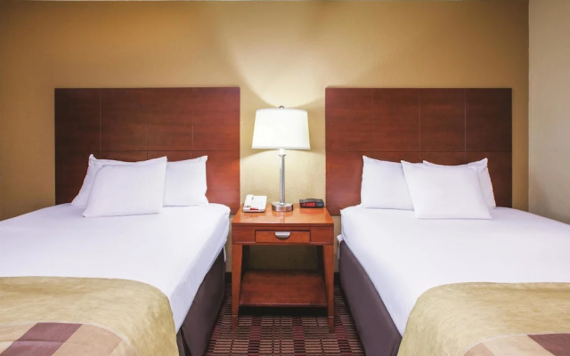 photo 4 of La Quinta Inn & Suites Canton