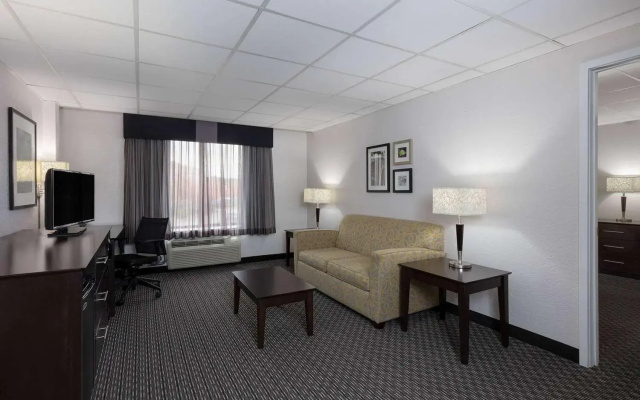 photo 4 of La Quinta Inn Suites Clifton/Rutherford