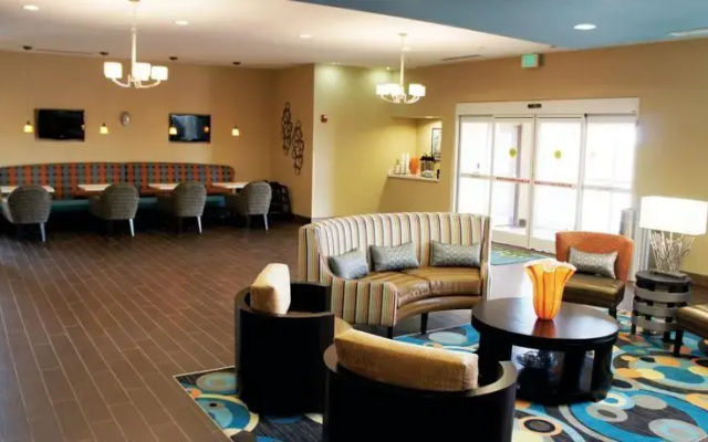 photo 2 of La Quinta Inn & Suites Clinton