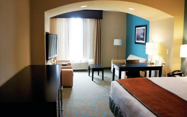 photo 4 of La Quinta Inn & Suites Clinton