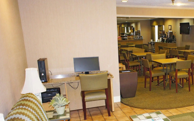 photo 4 of La Quinta Inn & Suites Columbia