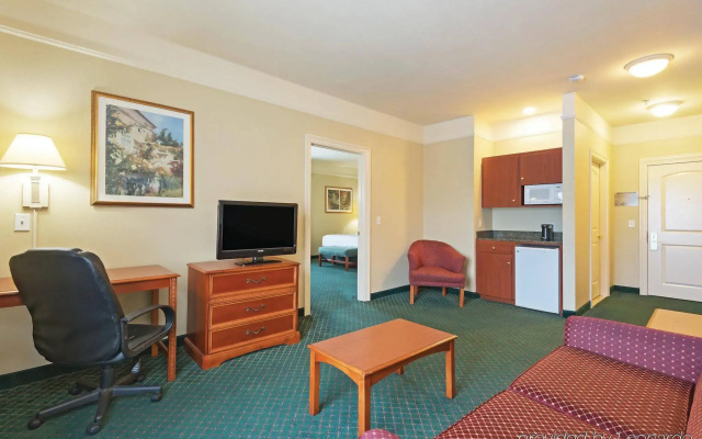 photo 3 of 科文頓拉昆塔套房酒店(The Chateau Hotel Covington)