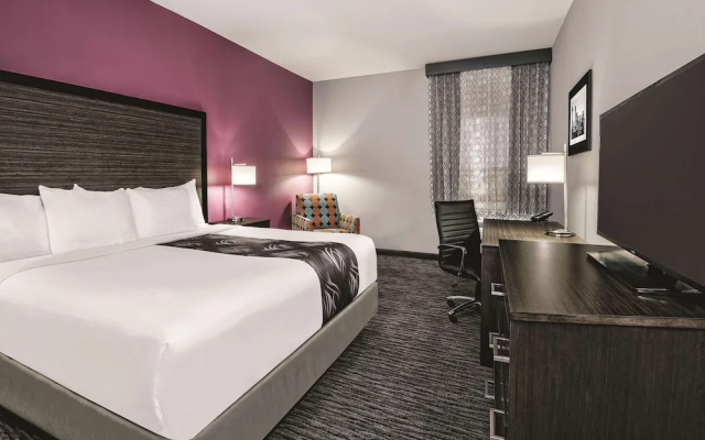 photo 5 of La Quinta Inn & Suites Dallas Grand Prairie North