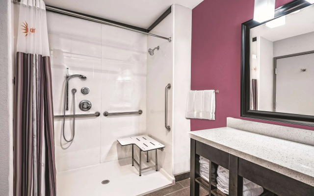 photo 4 of La Quinta Inn & Suites by Wyndham Dallas Grand Prairie North