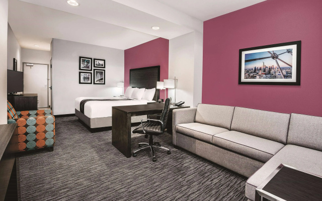 photo 5 of La Quinta Inn & Suites by Wyndham Dallas Grand Prairie North