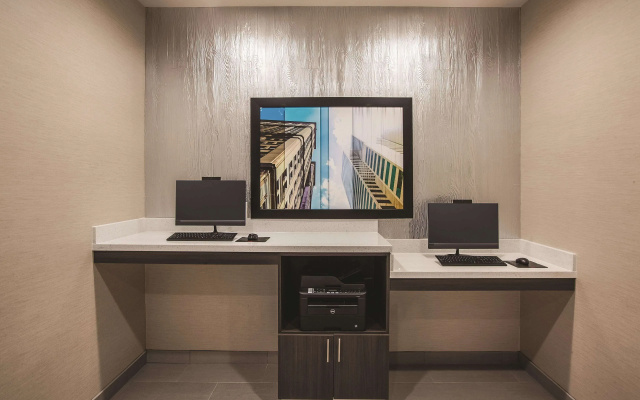 photo 3 of La Quinta Inn & Suites by Wyndham Dallas Northeast-Arboretum