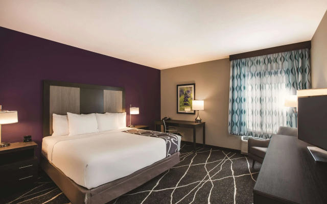 photo 4 of La Quinta Inn & Suites by Wyndham Dallas Northeast-Arboretum
