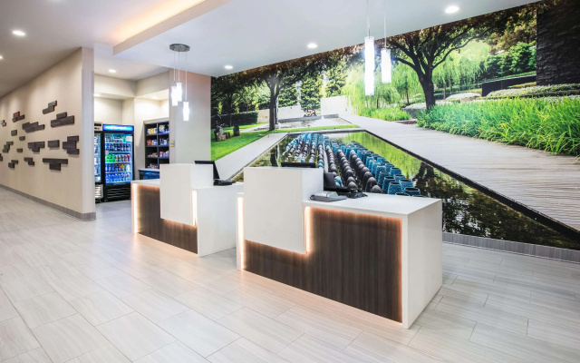 photo 2 of La Quinta Inn & Suites by Wyndham Dallas - Richardson