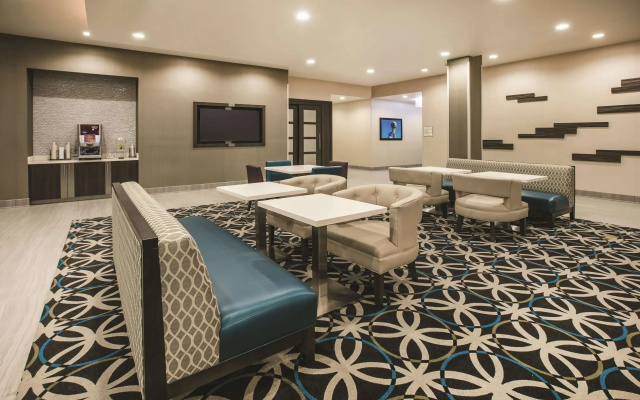 photo 3 of La Quinta Inn & Suites by Wyndham Dallas - Richardson