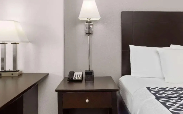 photo 4 of La Quinta Inn & Suites Deer Park