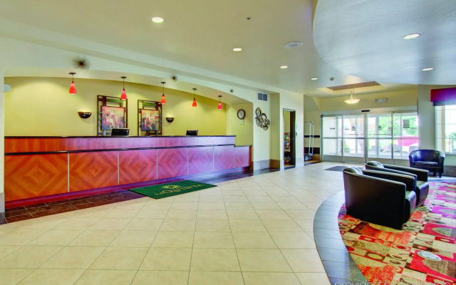photo 2 of La Quinta Inn & Suites by Wyndham Denver Gateway Park