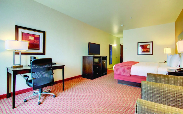 photo 3 of La Quinta Inn & Suites by Wyndham Denver Gateway Park