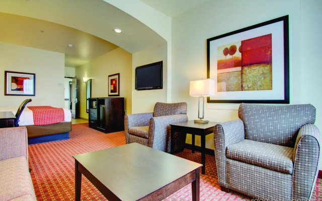 photo 4 of La Quinta Inn & Suites by Wyndham Denver Gateway Park