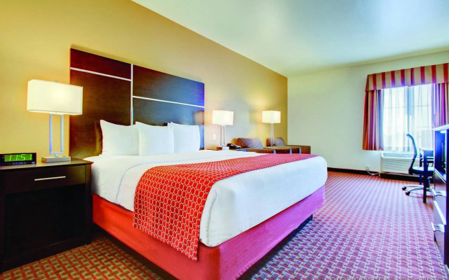 photo 5 of La Quinta Inn & Suites by Wyndham Denver Gateway Park
