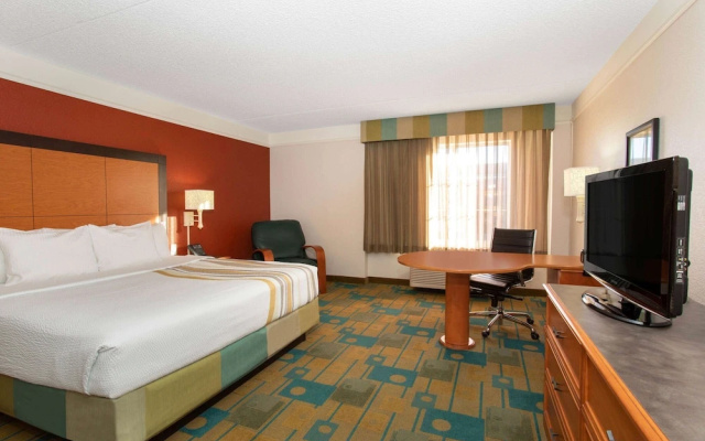 photo 2 of La Quinta Inn & Suites Denver Southwest Lakewood