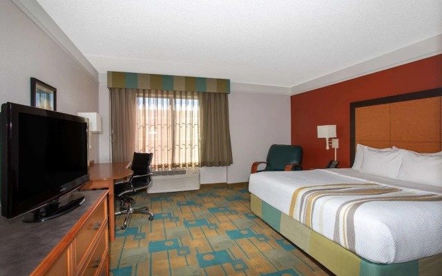 photo 3 of La Quinta Inn & Suites Denver Southwest Lakewood