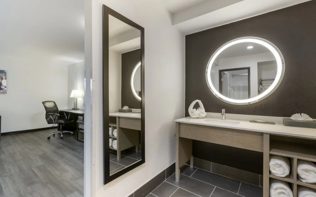 photo 3 of La Quinta Inn & Suites Des Moines West Clive